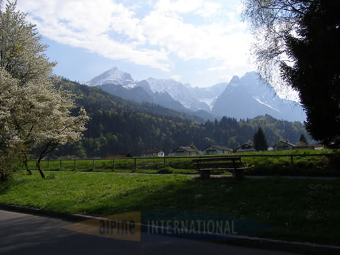 Panoramablick auf das Wetterstein vom Eisstadion